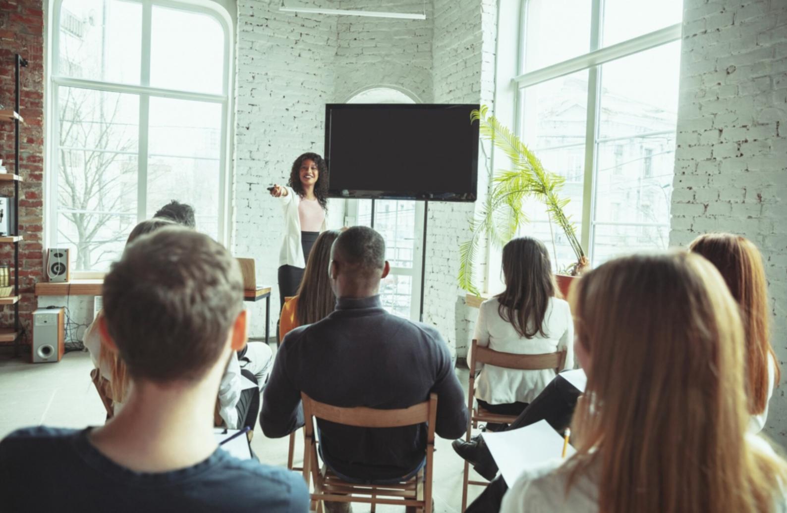 Ambiente di scrittura creativa con libri e appunti
