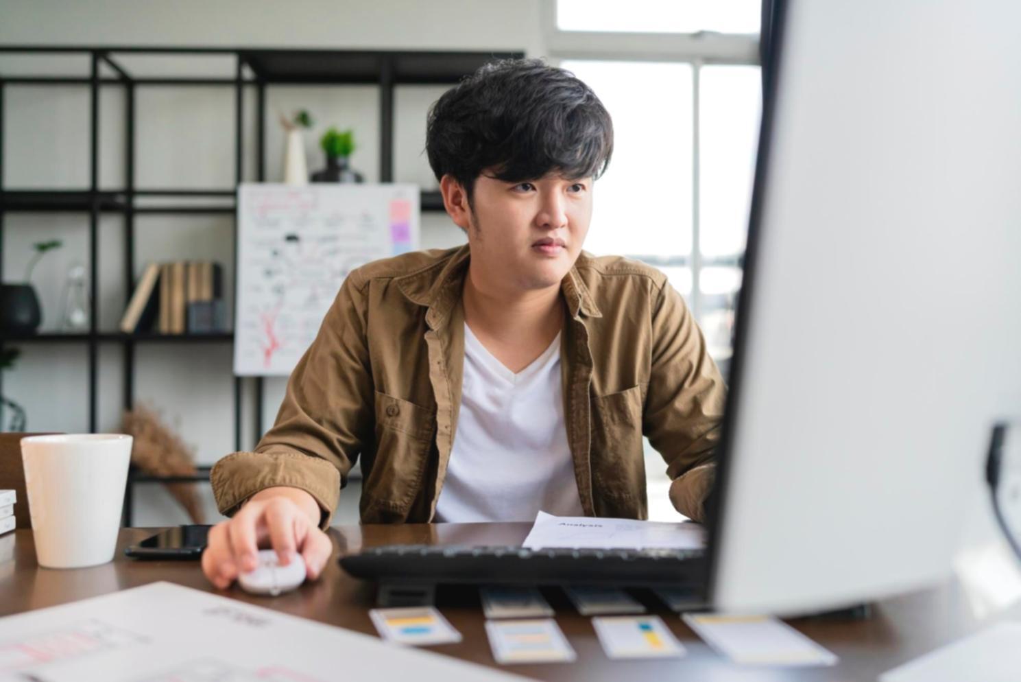 Ambiente di studio con libri e materiali di scrittura, atmosfera di concentrazione creativa